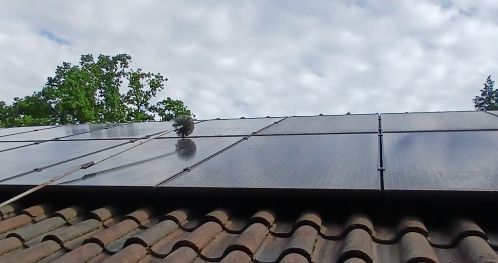 Schoongemaakte zonnepanelen